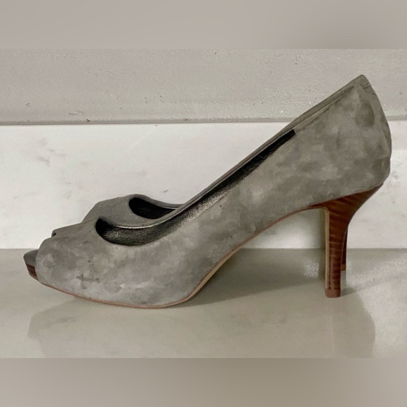 Banana Republic Gray Grey Suede Leather Peep Toe Pumps Wood Tone High Heels 8 - Picture 3 of 11